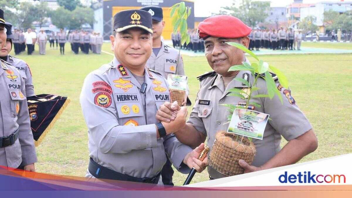 Riau Police Chief Presents 'Unique Gift' of Tree Saplings at Promotion Ceremony