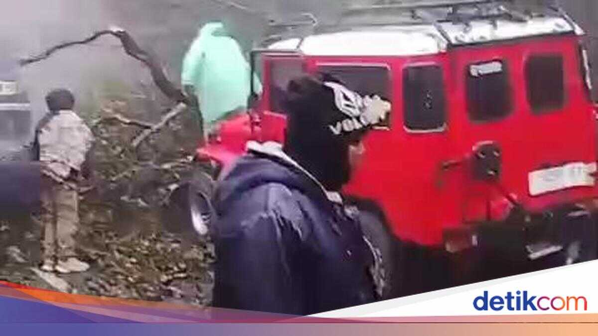 Landslide in Bromo: 7 Motorbikes Buried, Tourist Access Blocked