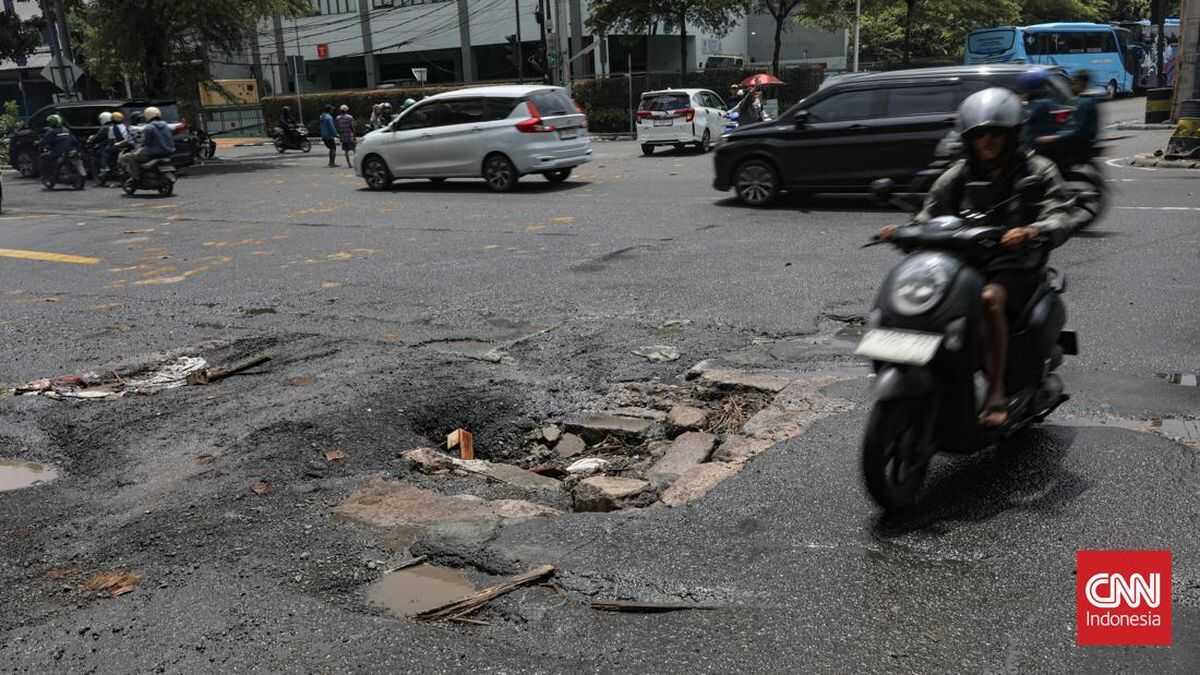 Motorcyclist Dies After Hitting Pothole and Being Run Over by Truck in North Jakarta