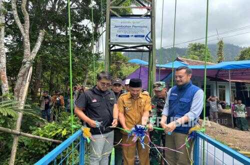 PermataBank Syariah UPZDK and Sinergi Foundation Build Bridge, Connecting Two Villages in Cianjur