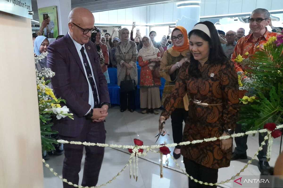 Cost of living challenges prompt young Indonesians to delay parenthood