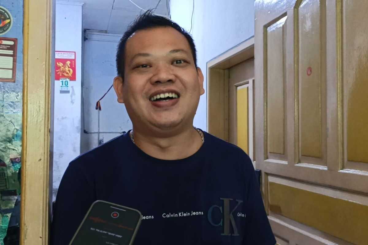 Tap water shortage forces Tambora residents to buy water and collect rainwater