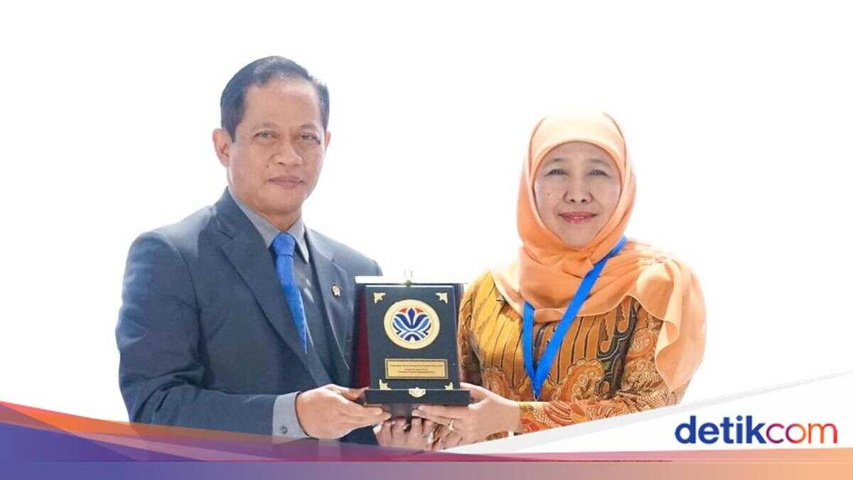 Khofifah Receives 2026 Best Waste Management Award from Environment Minister