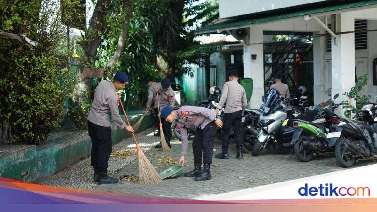 Brimob Metro Police Unit Conducts Community Cleaning of Mosques in Jakarta and South Tangerang