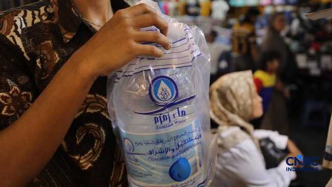 Zamzam Water Being Sold at Tanah Abang Market Claimed to Be Authentic from Makkah