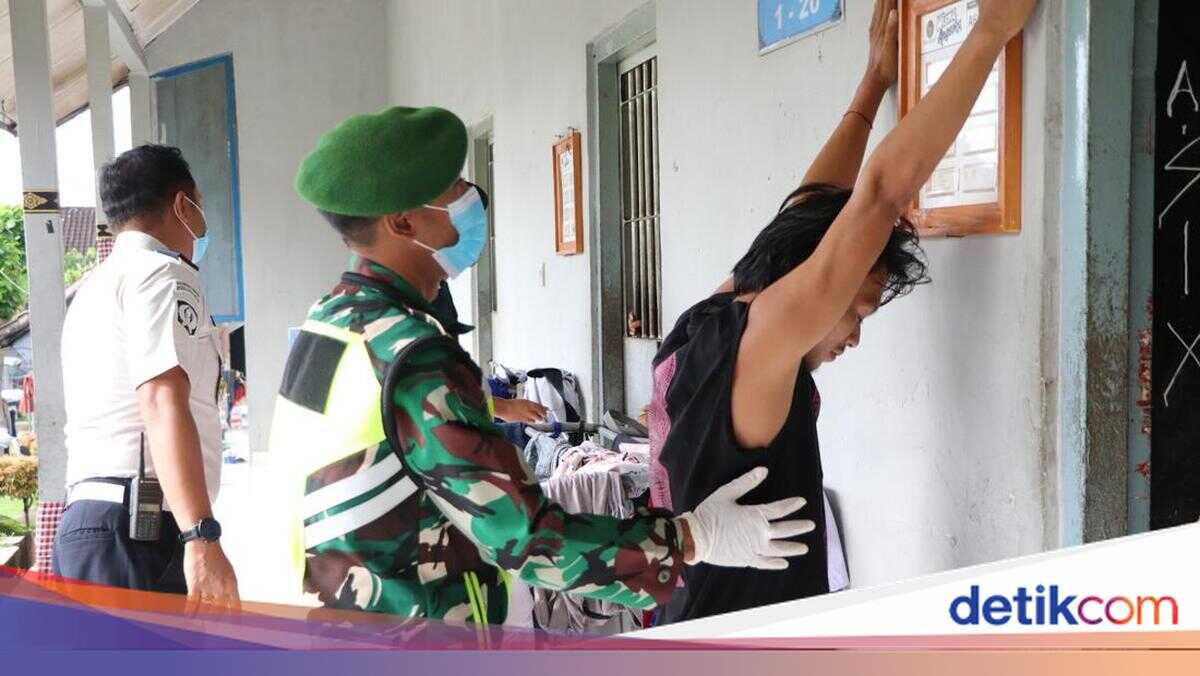 Surprise Inspection at Karangasem Prison Uncovers Mobile Phones and Weapons