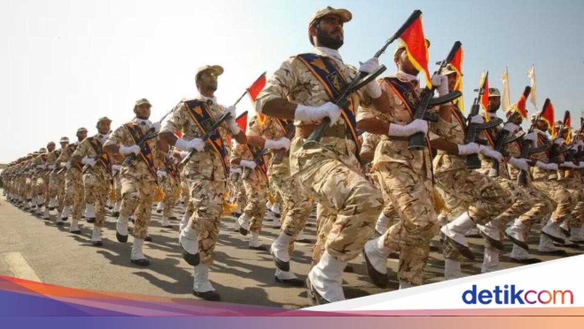 Iranian Revolutionary Guard Holds War Games Amid Threat of US Attack