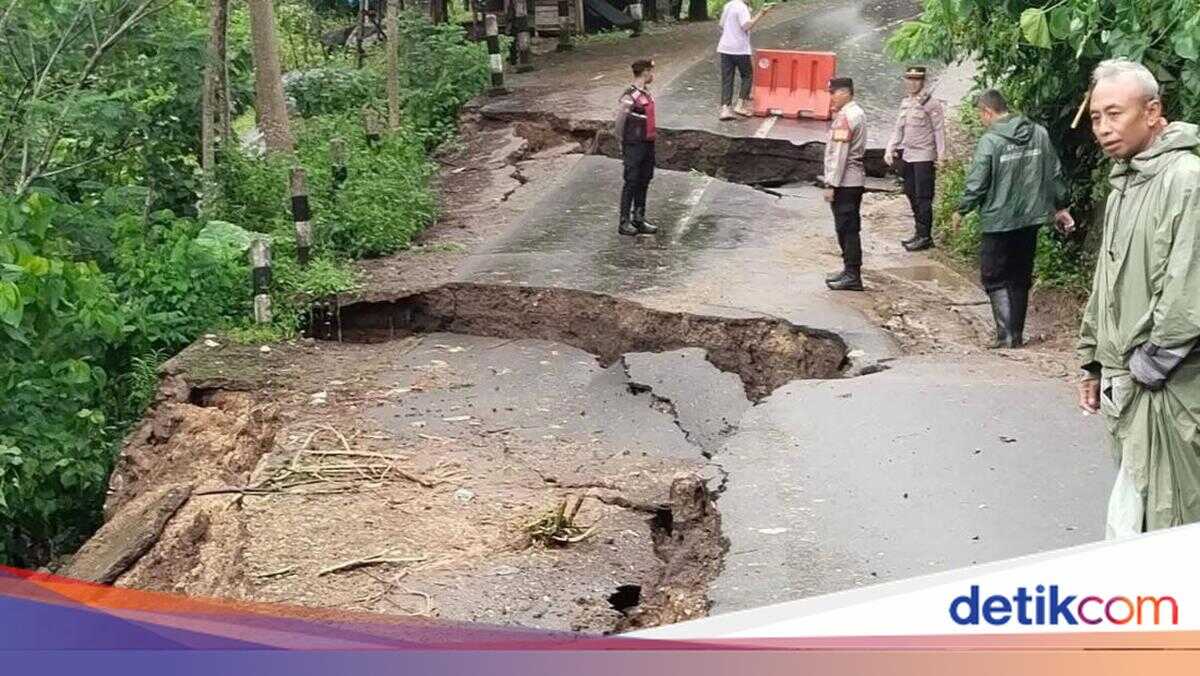 Heavy Rain for Three Days Causes Landslide, Cutting Off Road in Sekotong