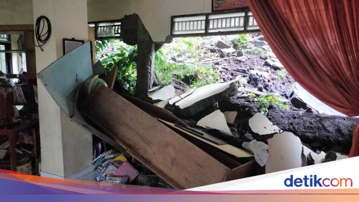 Rain Triggers Landslide in North Denpasar, Sathya Sai Elementary School Library Buried