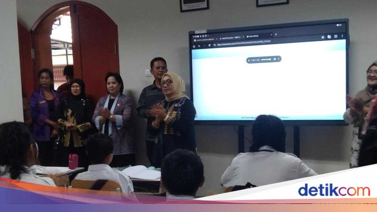 Minister of Women and Child Protection Visits SRMP 17 Tabanan, Student Expresses Ambition to Become Foreign Minister