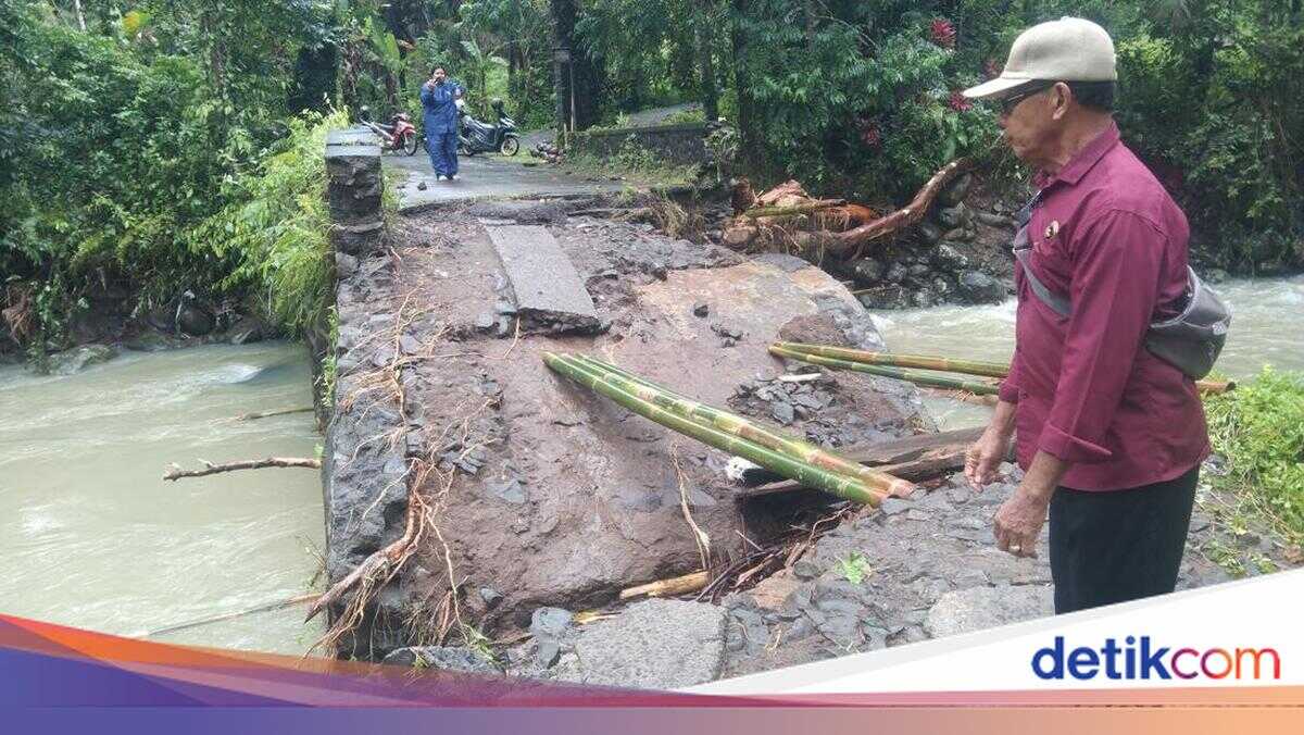 Unrepaired 'Sambuk' Bridge in Gadung Sari, Tabanan, Collapses After Being Hit by Floods