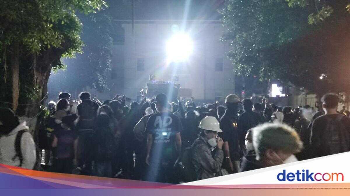 Protest in front of the Yogyakarta Regional Police Headquarters Turns Violent, 3 Students Taken to the University