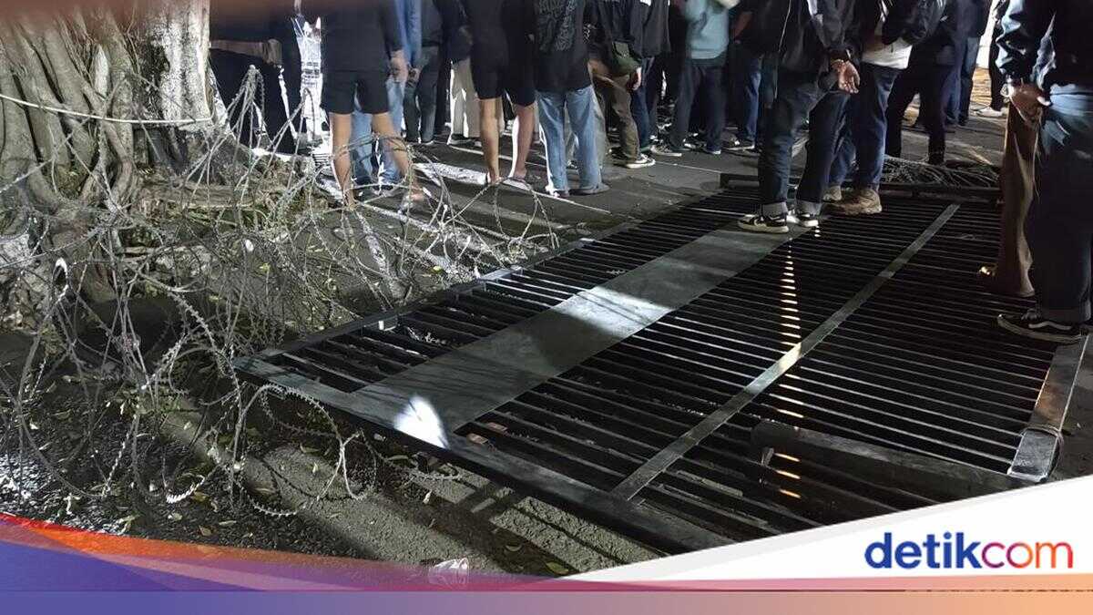 Protest in Front of the Yogyakarta Regional Police Headquarters, Demonstrators Protest the Death of a Student in Maluku