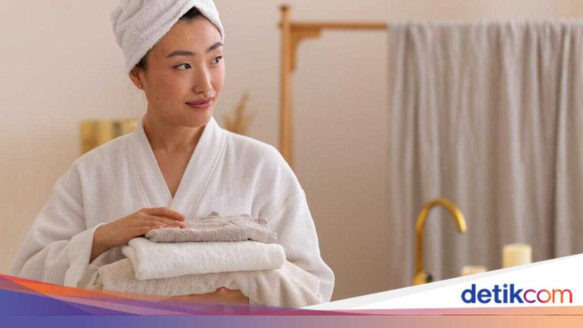 Is it permissible to perform the obligatory ritual bath at 7 am during Ramadan fasting? Here's the ruling.