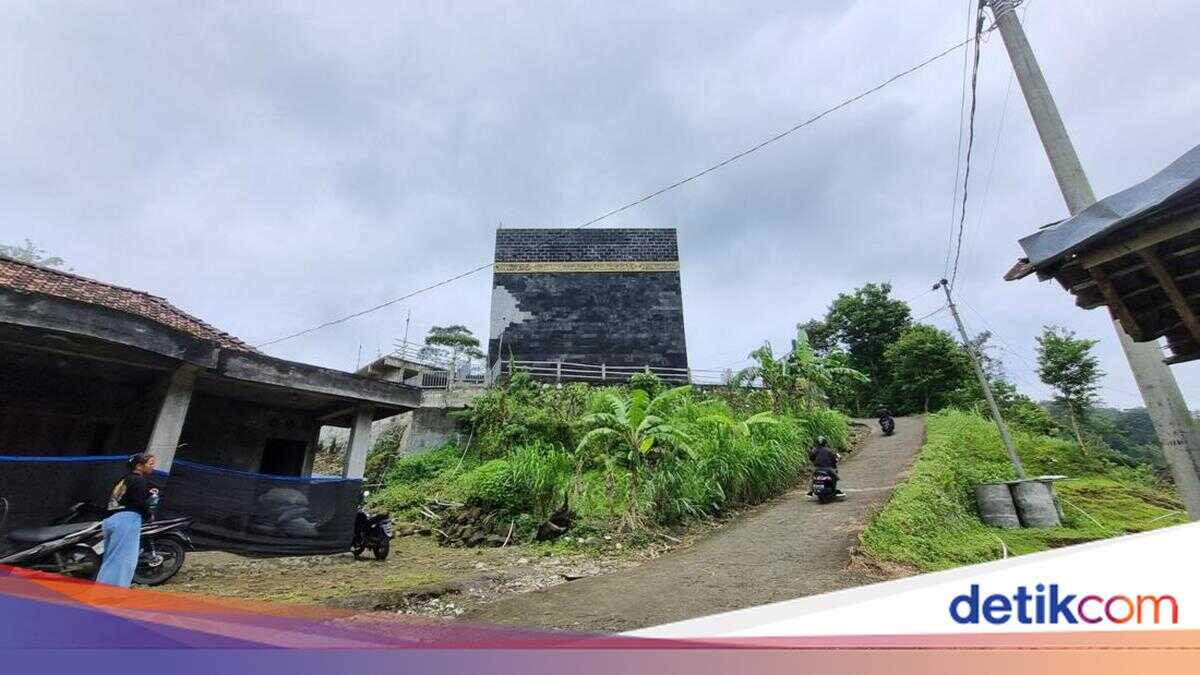 A Mosque Resembling the Kaaba Appears on the Hillsides of Gunungkidul