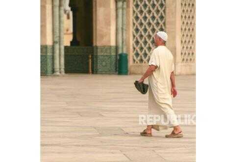 Religious Scholars Are No More Virtuous Than Workers