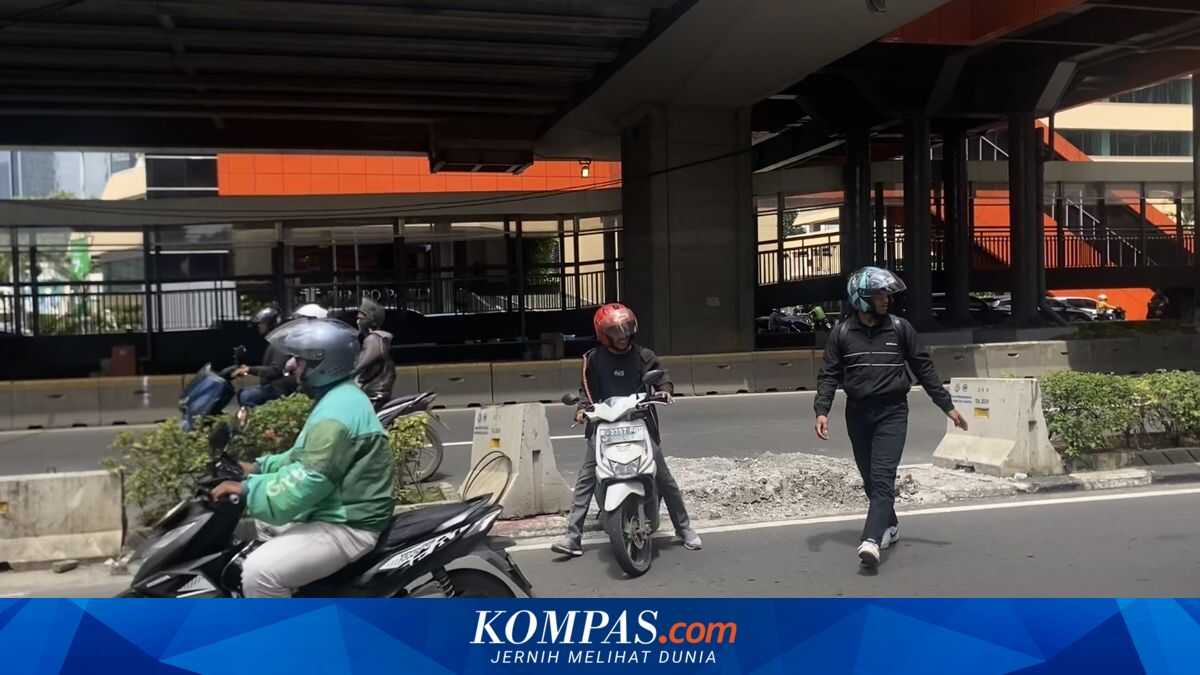 Remains of Monorail Pillars on Rasuna Said Road Create Passage for Motorcyclists