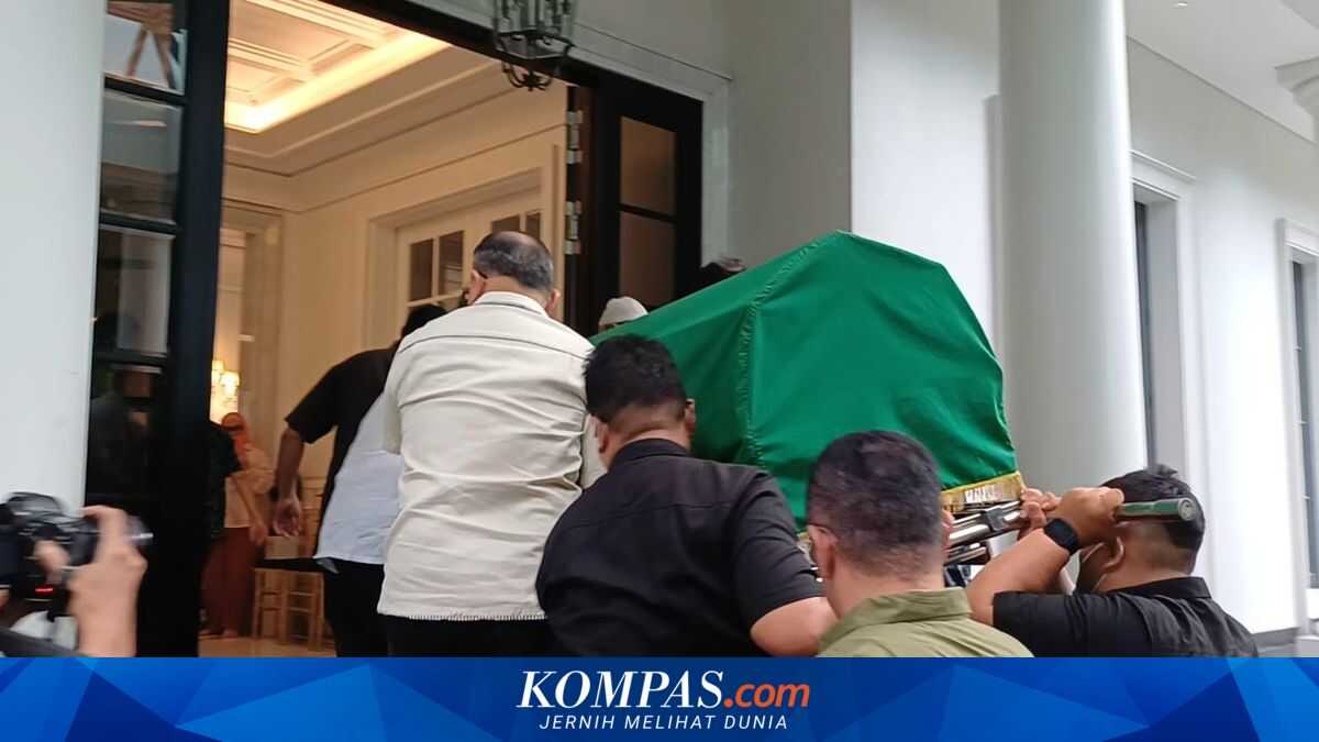 The Body of Alex Noerdin Arrives at the Family Home in South Jakarta