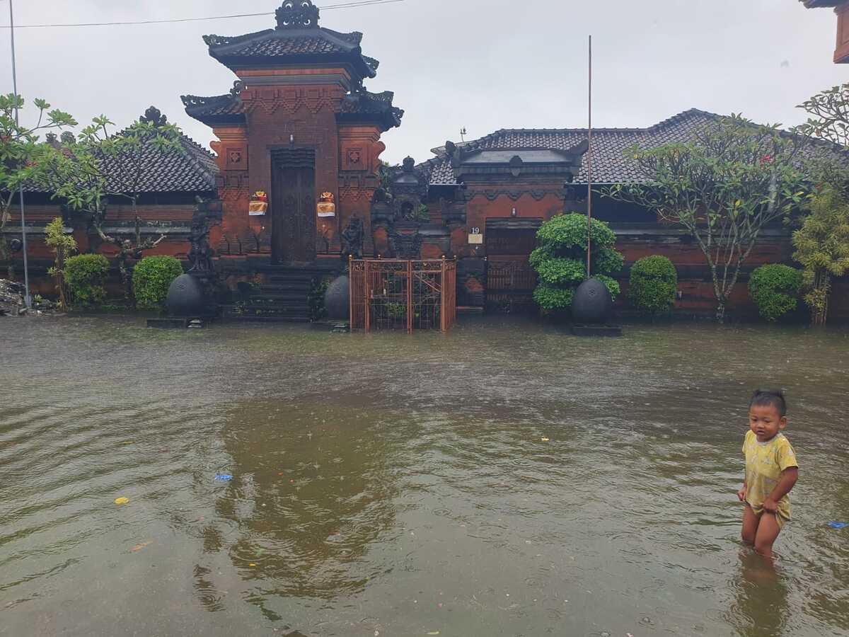 School in Badung Flooded, Students Learn Online