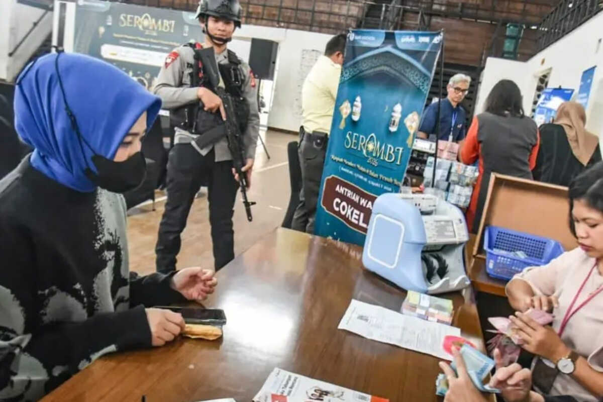 Residents Flock to Saparua Sports Hall in Bandung to Exchange for New Banknotes