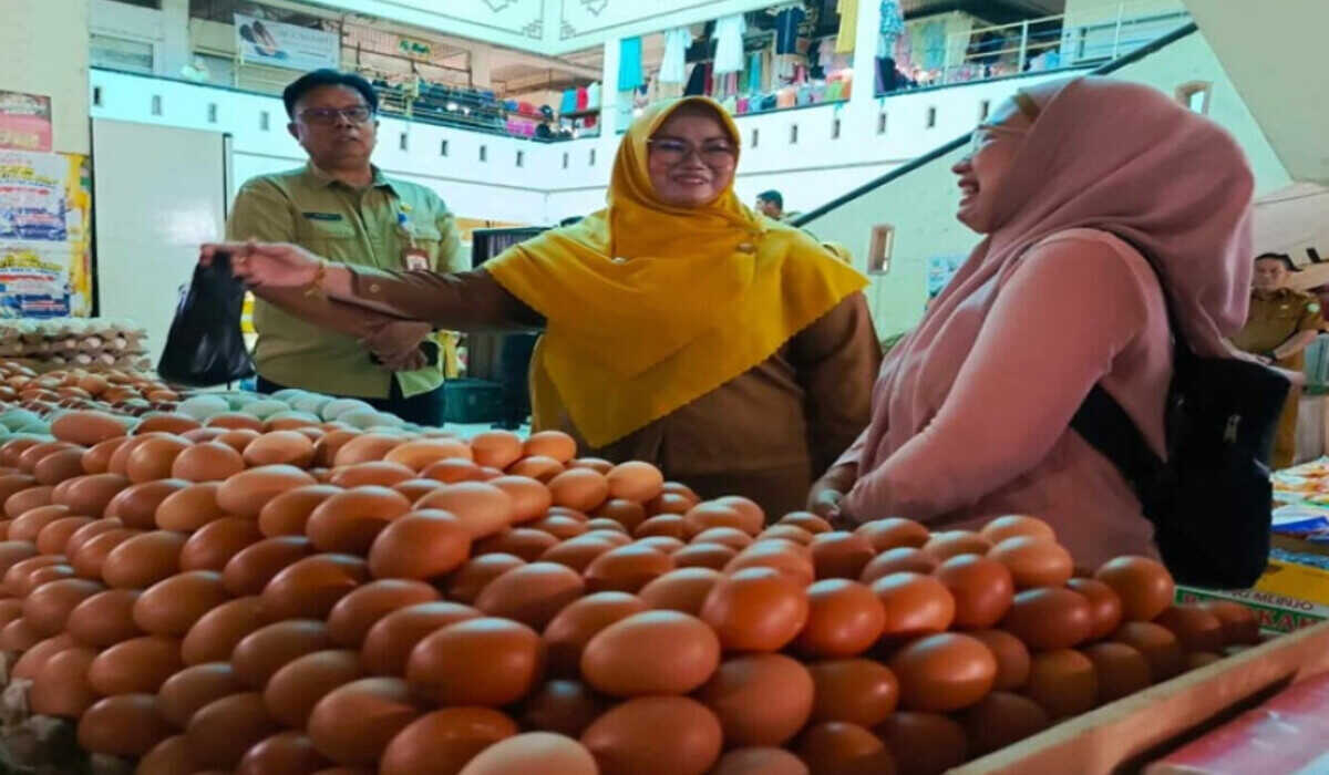 High Waves Cause Shortage of Essential Goods in Sampit