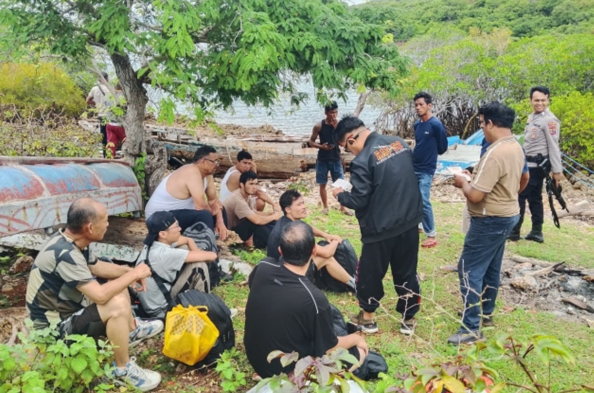 Police Secure Four Chinese and Three Uzbek Nationals on Rote Ndao Beach