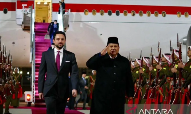 President Prabowo Escorted by F-16 Fighter Jets Before Landing in Jordan