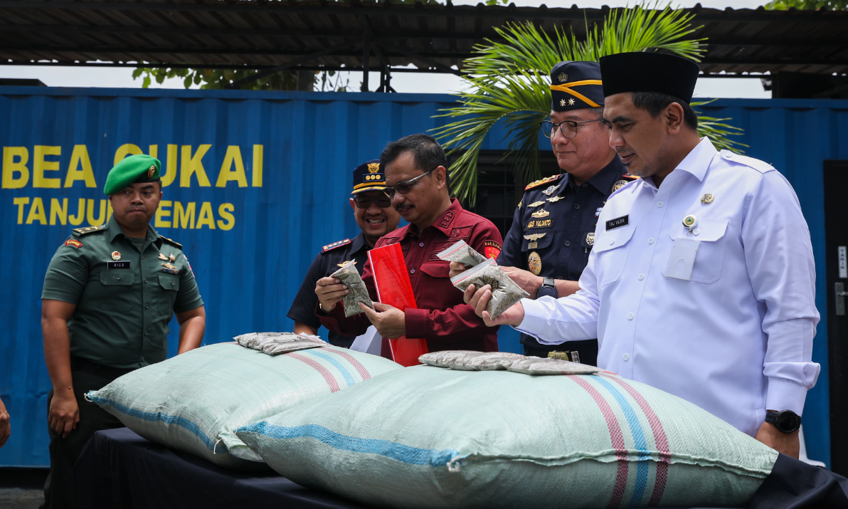 Smuggling of 90.2 Tonnes of Kratom Thwarted at Tanjung Emas Port, Four Suspects Named