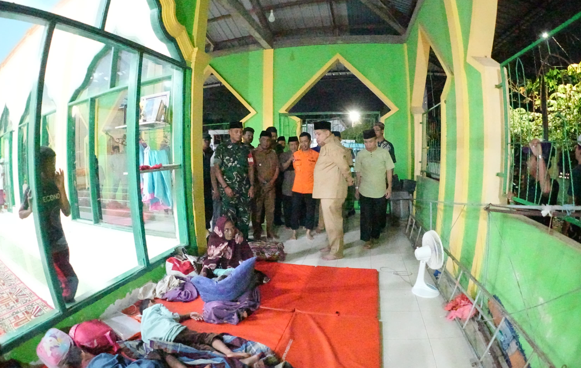 Flooding in Makassar Worsens, 545 Residents Displaced to Mosques and Schools