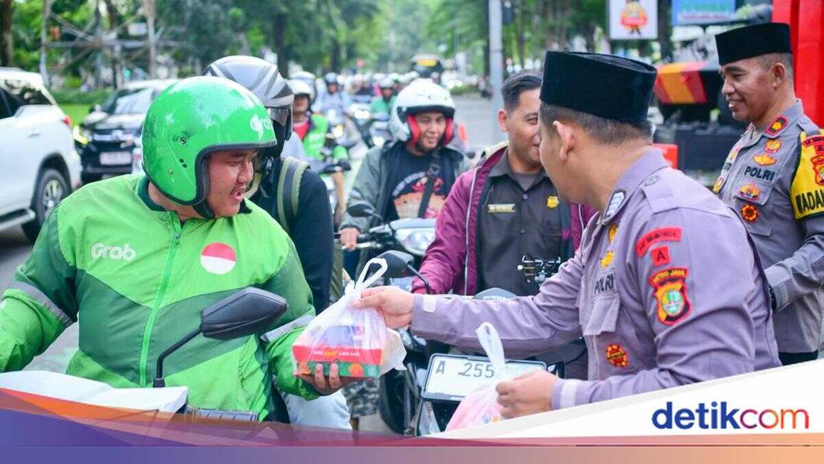 Metro Jaya Police Mobile Brigade Distributes Meals to Residents and Online Motorcycle Taxi Drivers