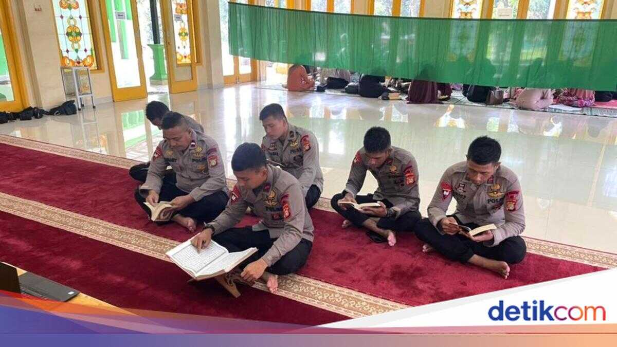 Ramadan Kareem: Brimob Polda Metro Holds Quranic Recitations and Distributes Meals in Bekasi