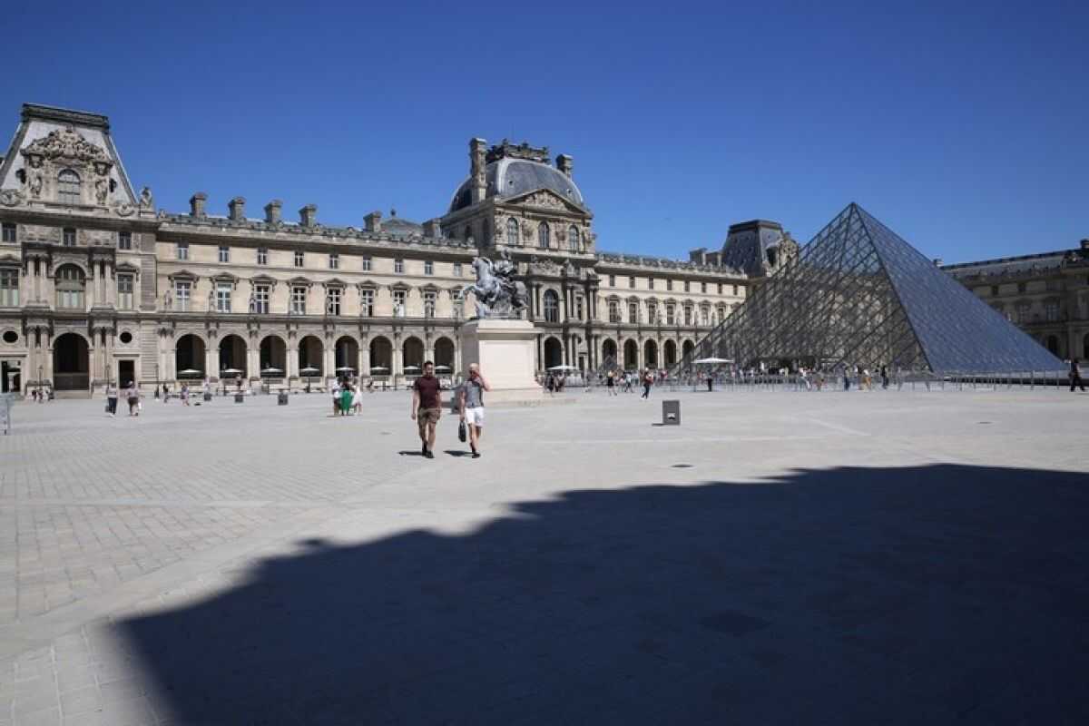 Following theft case, Director of the Louvre Museum resigns
