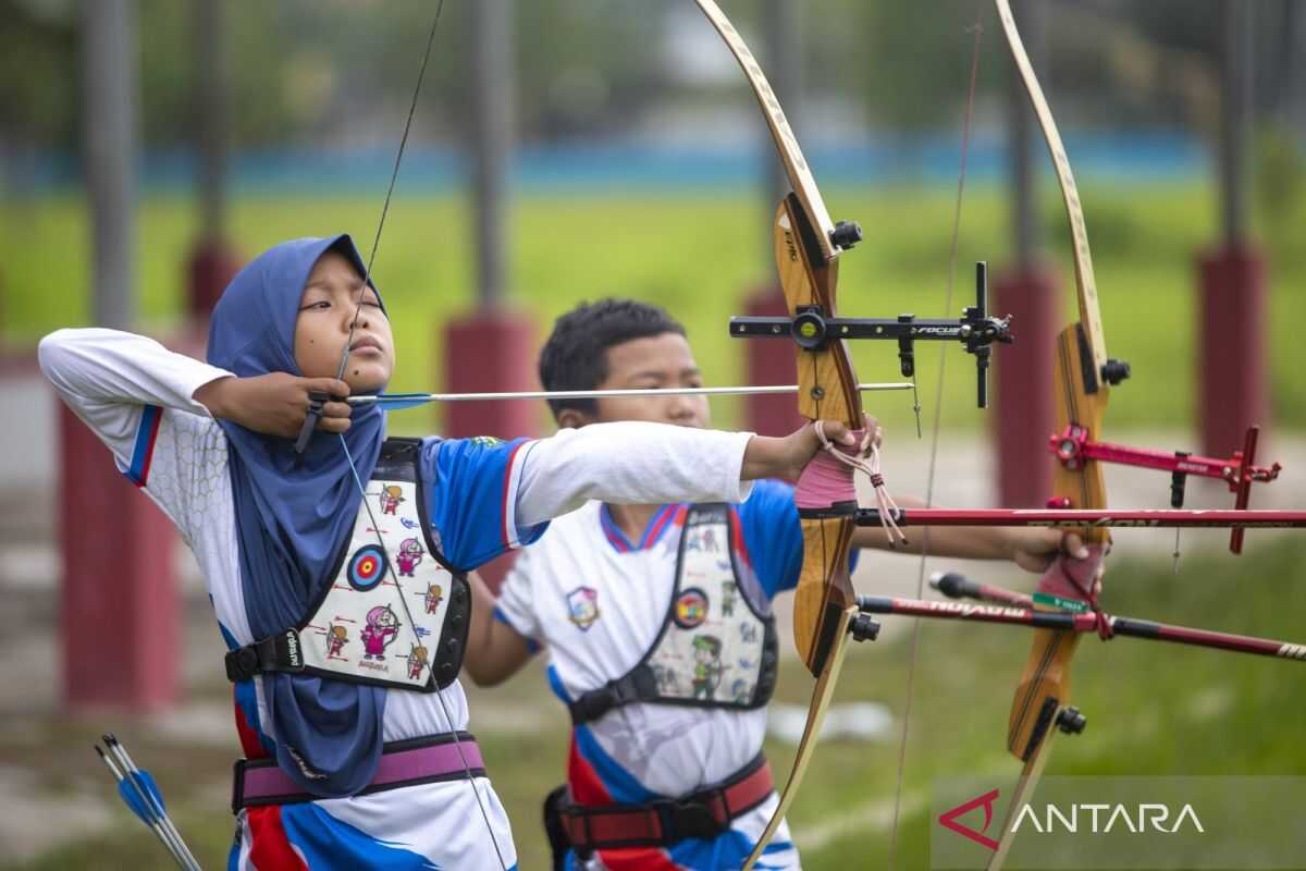 Practicing Archery in Indramayu During Ngabuburit