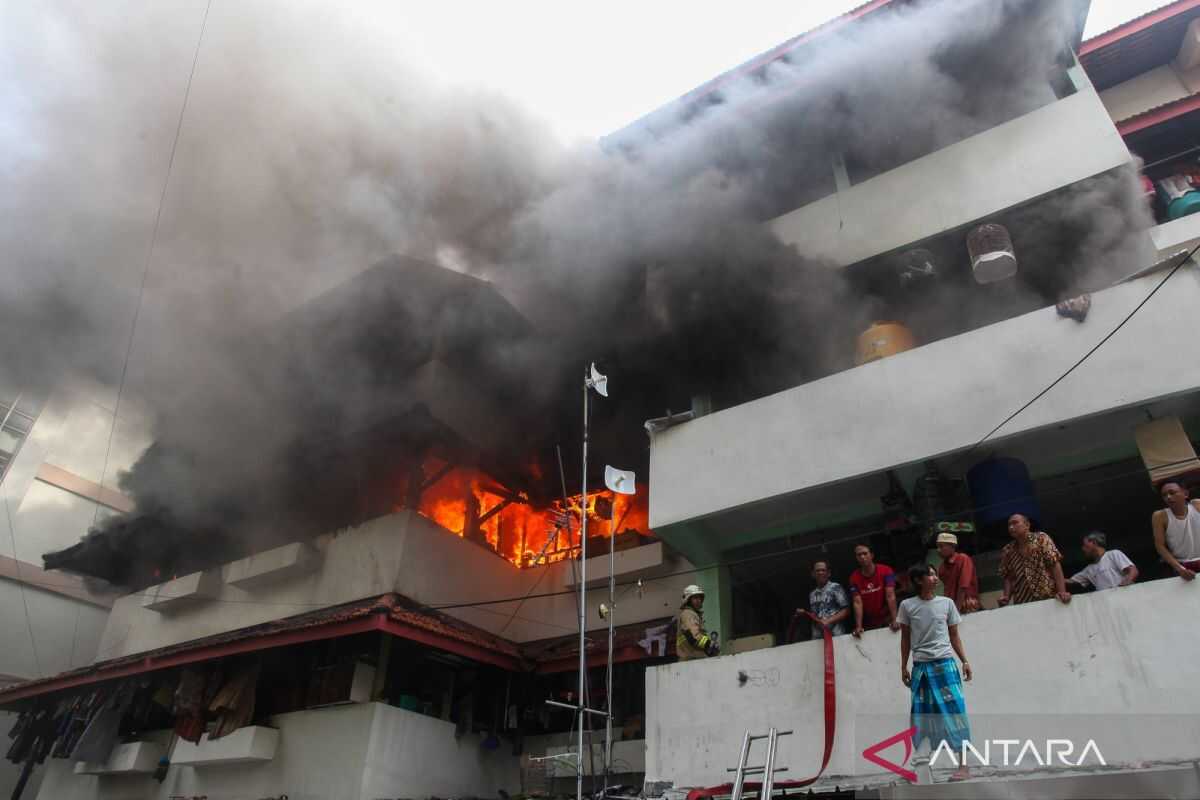 Firefighters deploy 17 fire engines to extinguish fire at Rusun Sumbo in Surabaya
