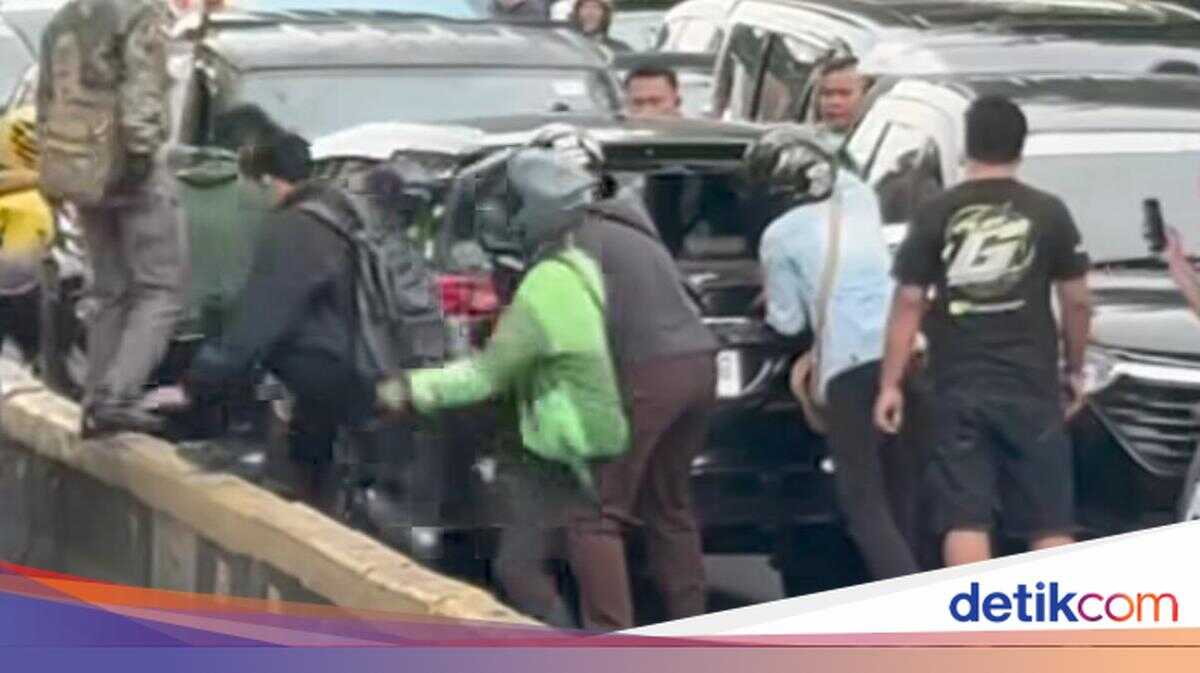 Car flees police, drives against traffic and hits several vehicles in Central Jakarta