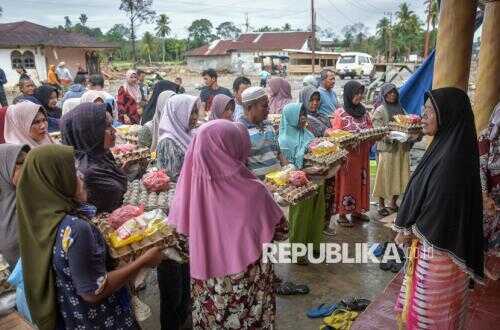 Long Queues as Residents Flock to Affordable Food Market in Bandung, 10,000 Packages Prepared