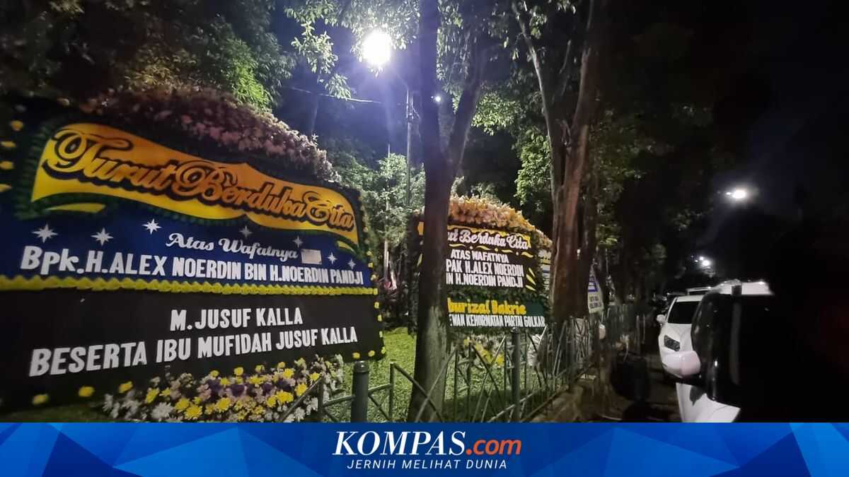 Golkar Figures Send Condolence Wreaths to Alex Noerdin's House