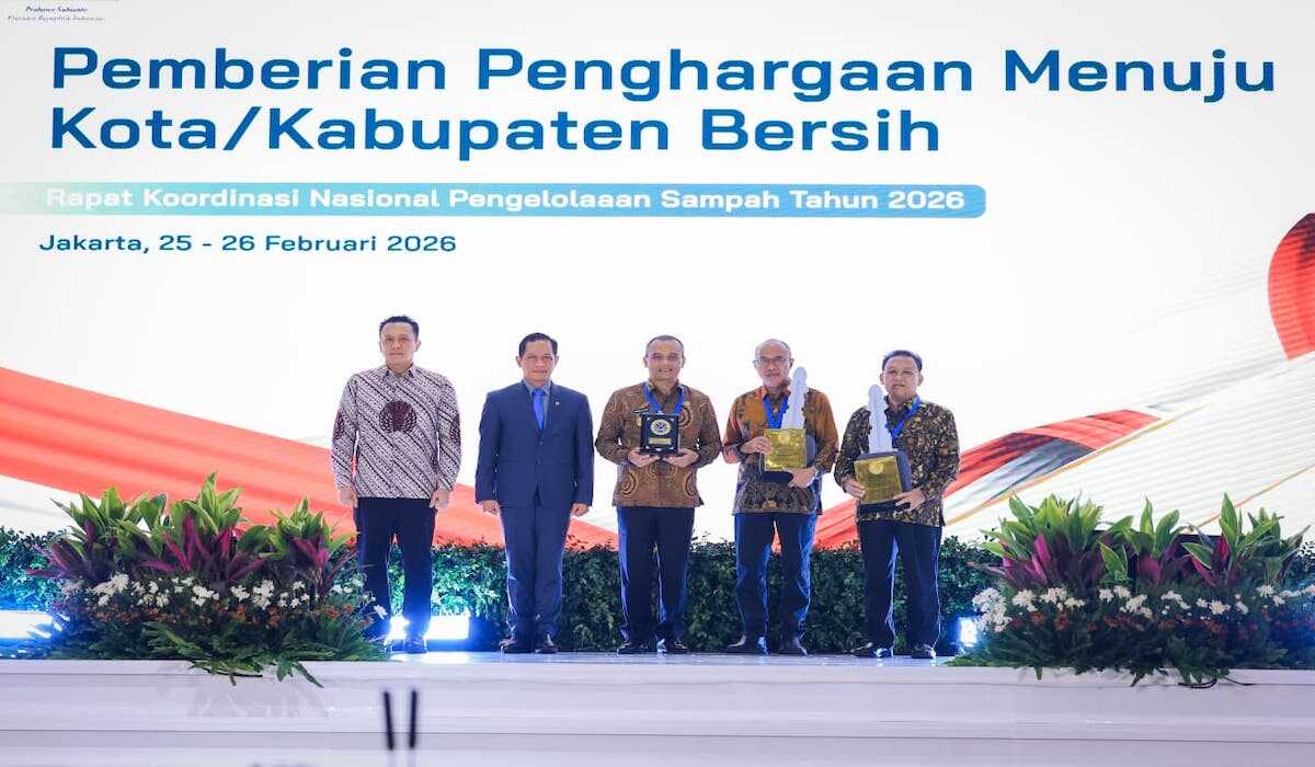 Central Java Governor Ahmad Luthfi Receives 2026 Waste Management Award
