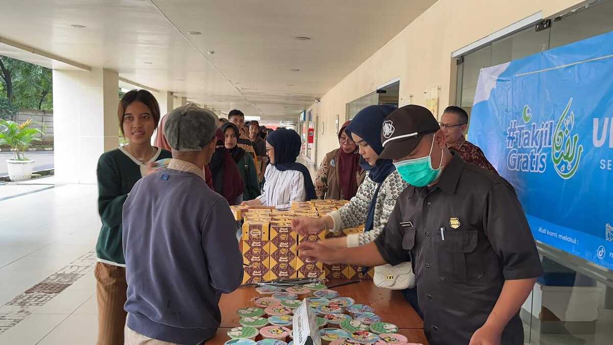Bekasi Regional Hospital Distributes Iftar Meals to Patients' Families During Ramadan