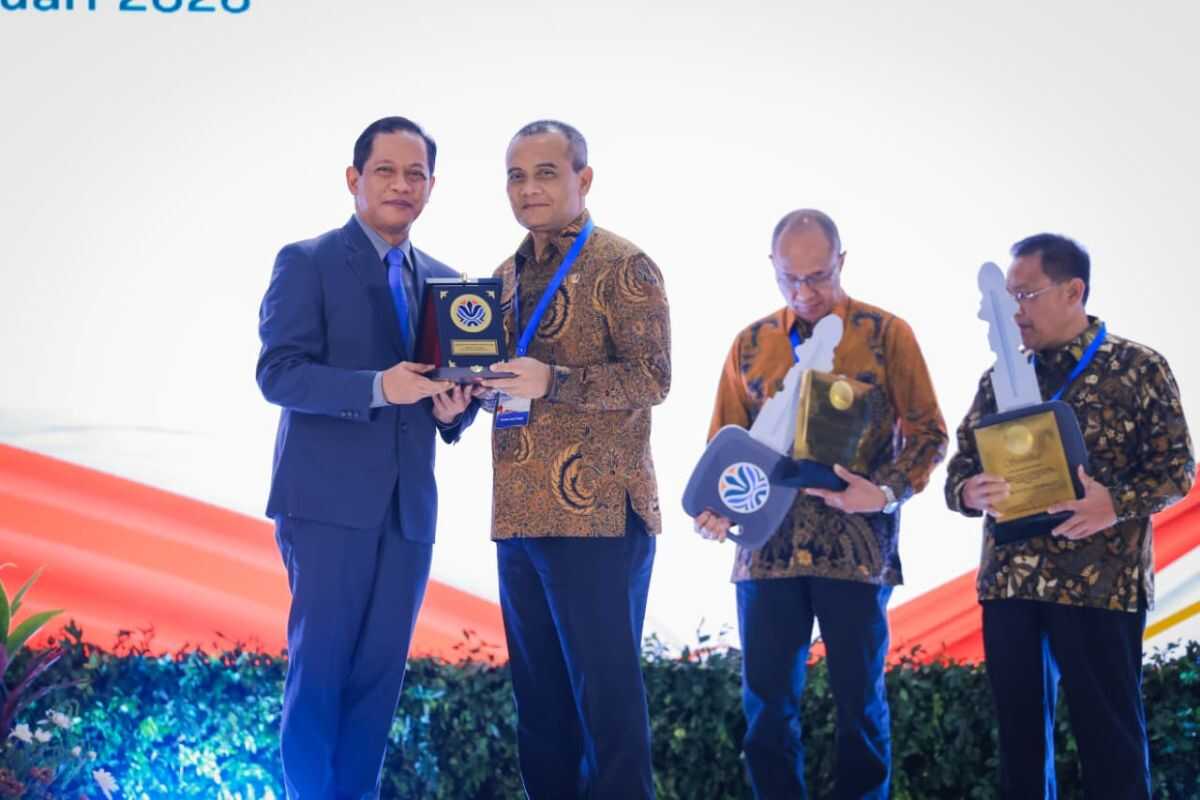 Central Java Governor Receives Award for Best Waste Management Leadership