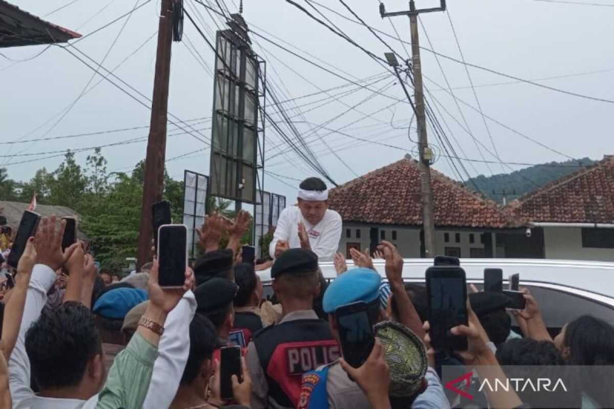 West Java Provincial Government Distributes Aid to Flood Victims in Pamarican