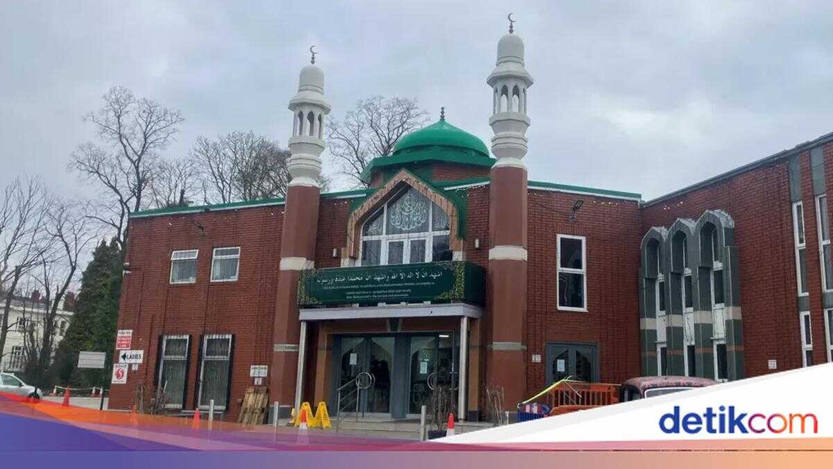 Man in Manchester Arrested for Carrying Axe and Knife into Mosque During Tarawih Prayers