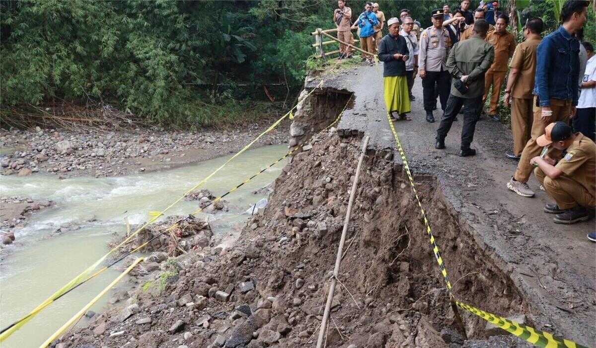 Strong River Currents Erode Lebakngok Bridge in Cirebon