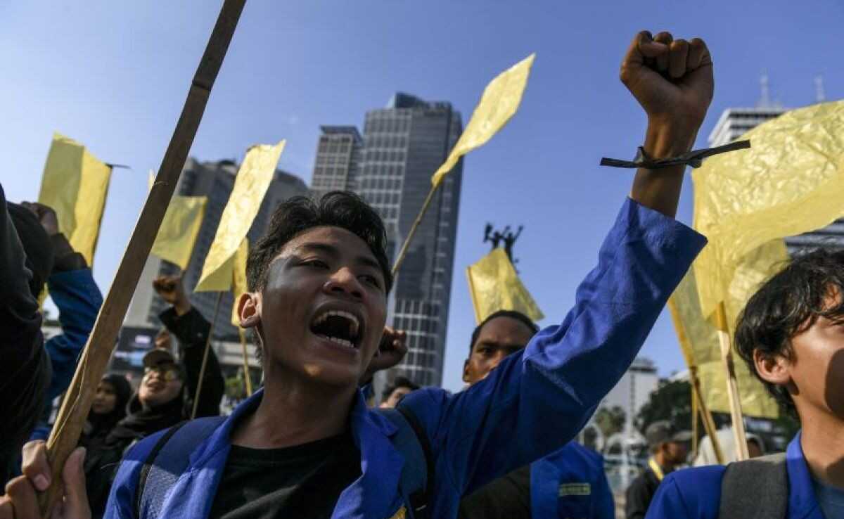 Students Urged to Express Aspirations Peacefully