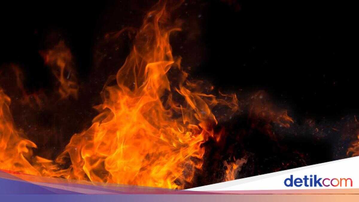 Major Fire at Second-Hand Goods Stalls in Tangerang, Firefighting Still Underway