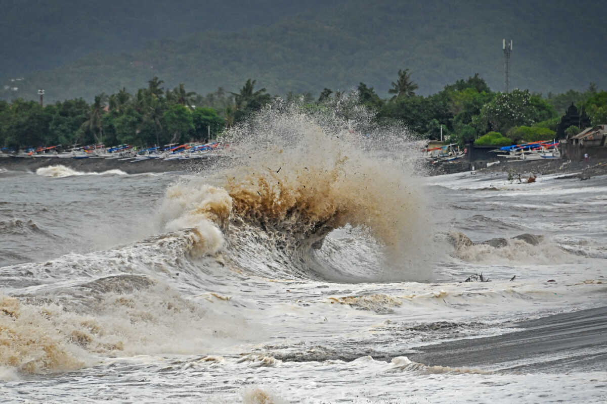 BMKG Warns of Potential 4-Metre High Waves in Southern Bali Waters Until March 1st