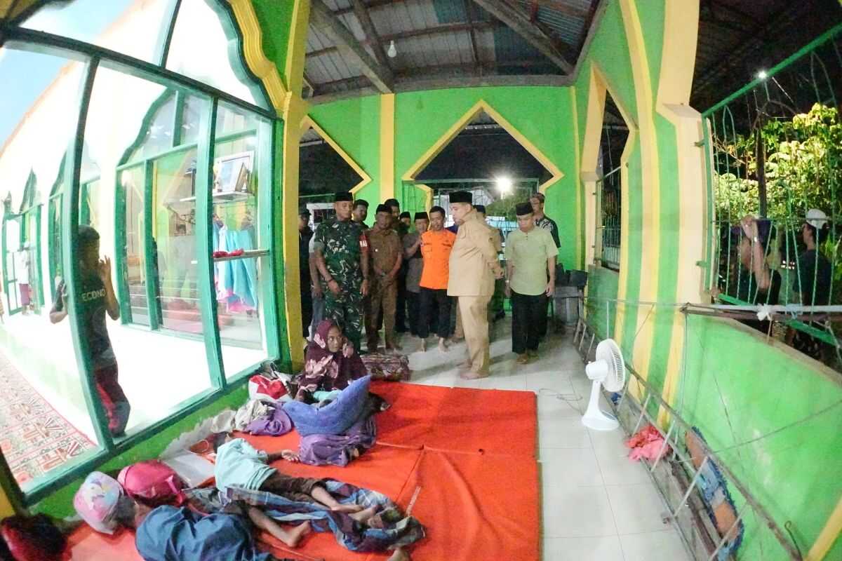 Number of flood-displaced people in Makassar continues to rise