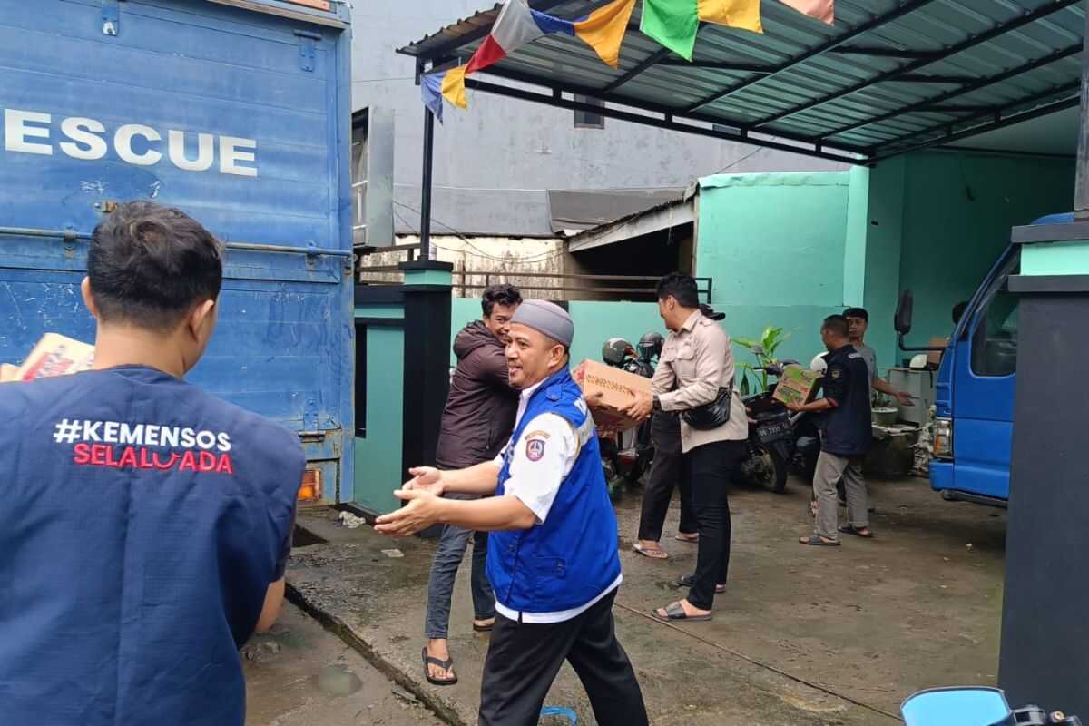 South Sulawesi Governor deploys Tagana and Social Affairs Office teams to assist flood victims