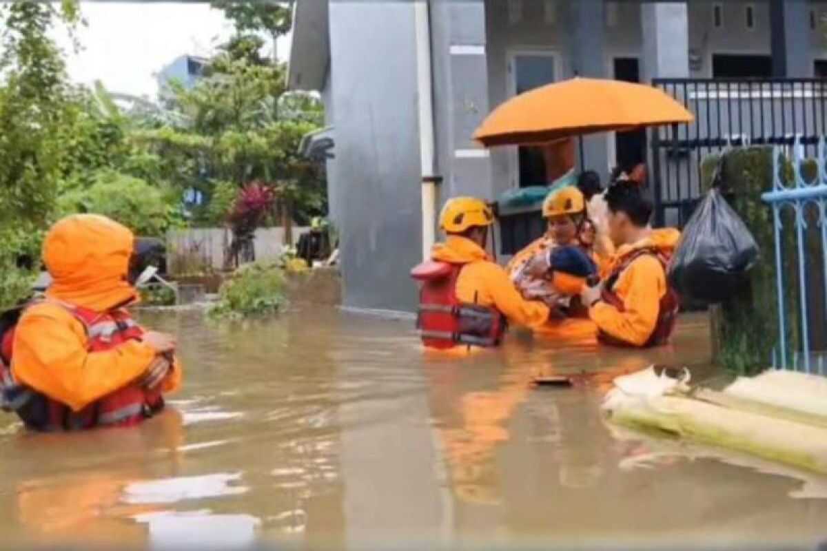Number of flood refugees in two Makassar sub-districts reaches 878