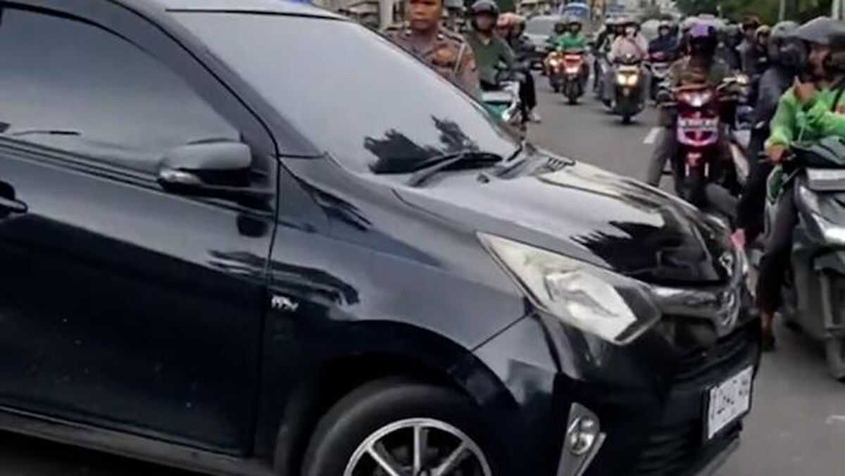 Car Driving Against Traffic Collides with Vehicles in Central Jakarta, One Person Injured